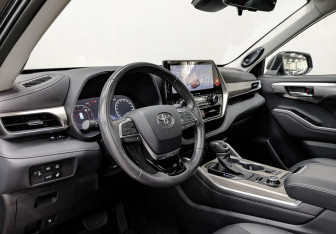 Подержанный автомобиль Toyota Highlander 2024 года (15 фото)