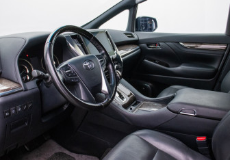 Подержанный автомобиль Toyota Alphard 2021 года (9 фото)