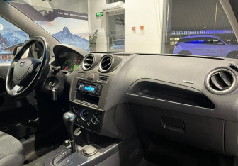 Подержанный автомобиль Ford Fiesta Hatchback 2006 года (10 фото)