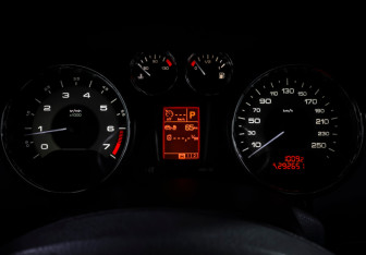 Подержанный автомобиль Peugeot RCZ 2011 года (13 фото)