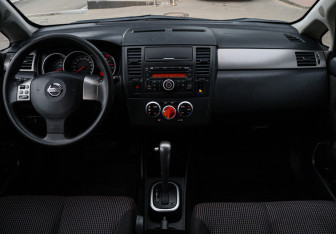 Подержанный автомобиль Nissan Tiida Hatchback 2012 года (9 фото)