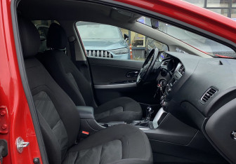 Подержанный автомобиль Kia Ceed Hatchback 2015 года (19 фото)