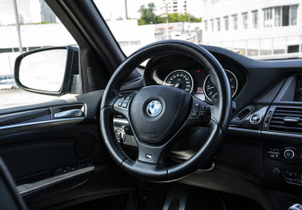 Подержанный автомобиль BMW X5 2011 года (10 фото)