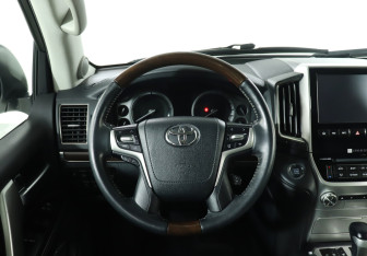 Подержанный автомобиль Toyota Land Cruiser Suv 2015 года (18 фото)