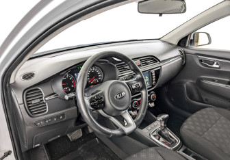 Подержанный автомобиль Kia Rio Sedan 2018 года (16 фото)