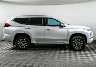 Подержанный автомобиль Mitsubishi Montero Sport 2021 года (4 фото)