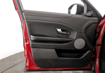 Подержанный автомобиль Land Rover Range Rover Evoque 2017 года (19 фото)