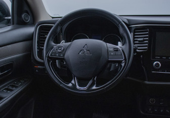 Подержанный автомобиль Mitsubishi Outlander 2020 года (15 фото)