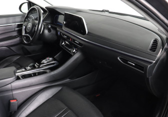Подержанный автомобиль Hyundai Sonata 2021 года (10 фото)