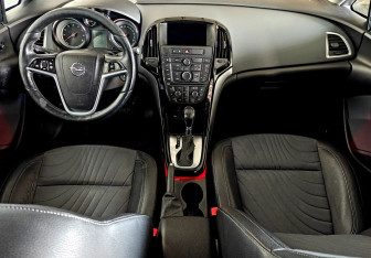 Подержанный автомобиль Opel Astra Sedan 2014 года (9 фото)