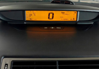 Подержанный автомобиль Citroen C4 Hatchback 2010 года (13 фото)