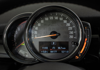 Подержанный автомобиль MINI Hatch 2020 года (12 фото)