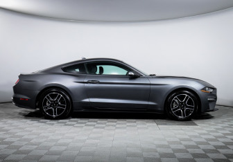 Подержанный автомобиль Ford Mustang Coupe 2021 года (4 фото)