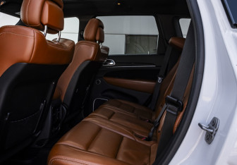 Подержанный автомобиль Jeep Grand Cherokee 2016 года (17 фото)
