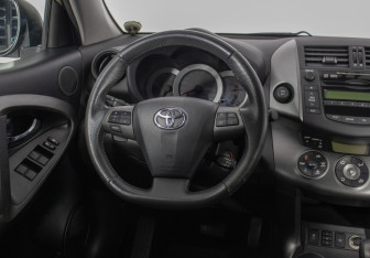 Подержанный автомобиль Toyota RAV4 2010 года (15 фото)
