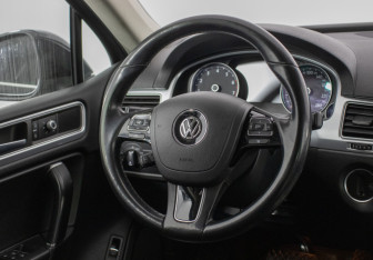 Подержанный автомобиль Volkswagen Touareg 2014 года (15 фото)