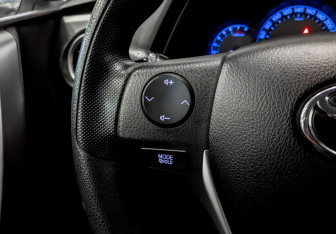 Подержанный автомобиль Toyota Auris Hatchback 2013 года (25 фото)