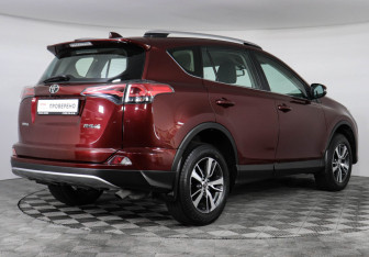 Подержанный автомобиль Toyota RAV4 2017 года (5 фото)