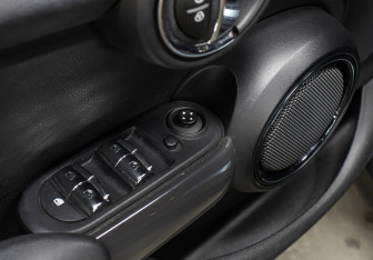 Подержанный автомобиль MINI Hatch 2016 года (23 фото)