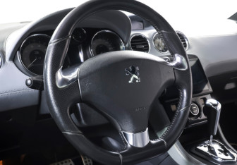 Подержанный автомобиль Peugeot RCZ 2011 года (12 фото)