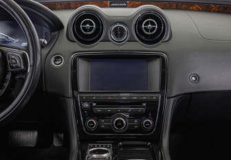 Подержанный автомобиль Jaguar XJ 2014 года (12 фото)