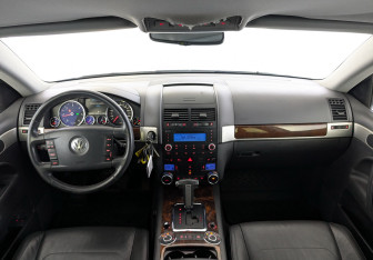 Подержанный автомобиль Volkswagen Touareg 2008 года (13 фото)