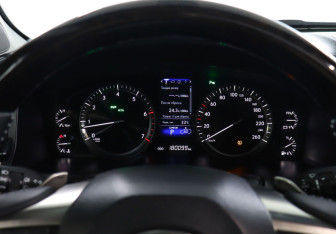 Подержанный автомобиль Lexus LX 2016 года (11 фото)