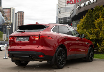 Подержанный автомобиль Jaguar F-Pace 2017 года (4 фото)