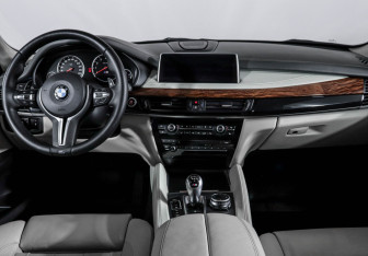 Подержанный автомобиль BMW X5 M 2015 года (12 фото)