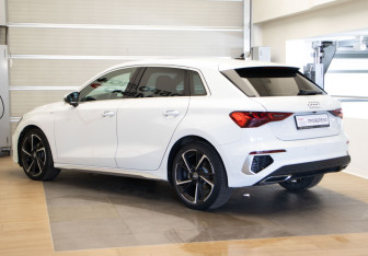 Подержанный автомобиль Audi A3 Hatchback 2021 года (6 фото)