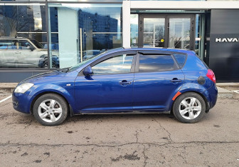 Подержанный автомобиль Kia Ceed Hatchback 2008 года (8 фото)