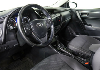 Подержанный автомобиль Toyota Corolla Sedan 2017 года (10 фото)