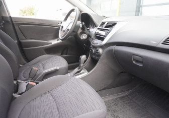 Подержанный автомобиль Hyundai Solaris Hatchback 2015 года (11 фото)