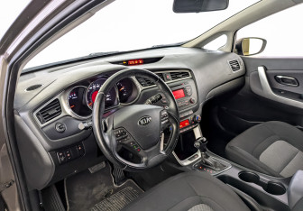 Подержанный автомобиль Kia Ceed Hatchback 2017 года (16 фото)