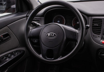 Подержанный автомобиль Kia Rio Hatchback 2010 года (15 фото)