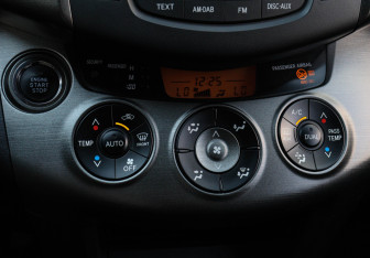 Подержанный автомобиль Toyota RAV4 2011 года (19 фото)