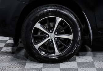 Подержанный автомобиль Toyota RAV4 2010 года (15 фото)