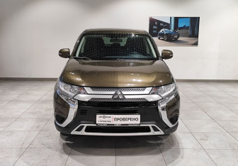 Подержанный автомобиль Mitsubishi Outlander 2021 года (2 фото)