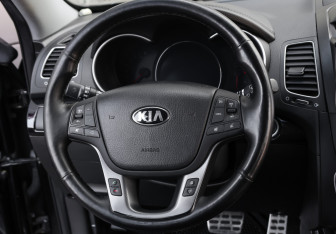 Подержанный автомобиль Kia Sorento 2014 года (17 фото)