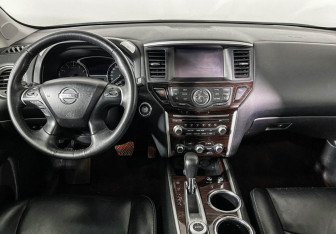 Подержанный автомобиль Nissan Pathfinder 2014 года (12 фото)