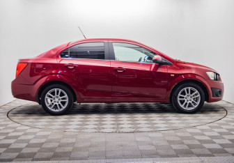Подержанный автомобиль Chevrolet Aveo Sedan 2013 года (6 фото)