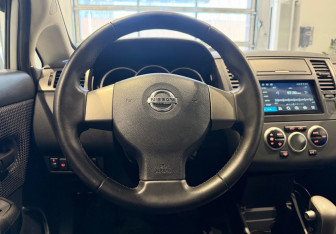 Подержанный автомобиль Nissan Tiida Hatchback 2010 года (14 фото)