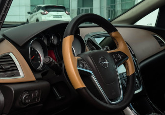 Подержанный автомобиль Opel Astra Wagon 2012 года (12 фото)