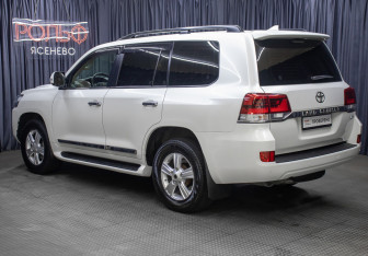 Подержанный автомобиль Toyota Land Cruiser Suv 2020 года (7 фото)