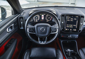 Подержанный автомобиль Volvo XC40 2019 года (13 фото)