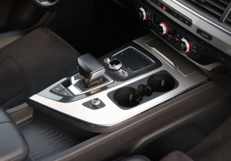 Подержанный автомобиль Audi Q7 2015 года (15 фото)