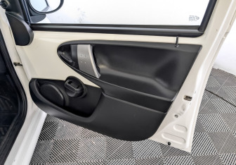 Подержанный автомобиль Peugeot 107 2013 года (24 фото)