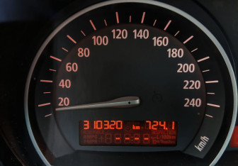 Подержанный автомобиль BMW X3 2010 года (20 фото)