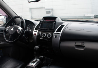 Подержанный автомобиль Mitsubishi Pajero Sport 2014 года (11 фото)
