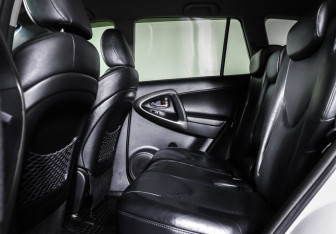 Подержанный автомобиль Toyota RAV4 2011 года (12 фото)